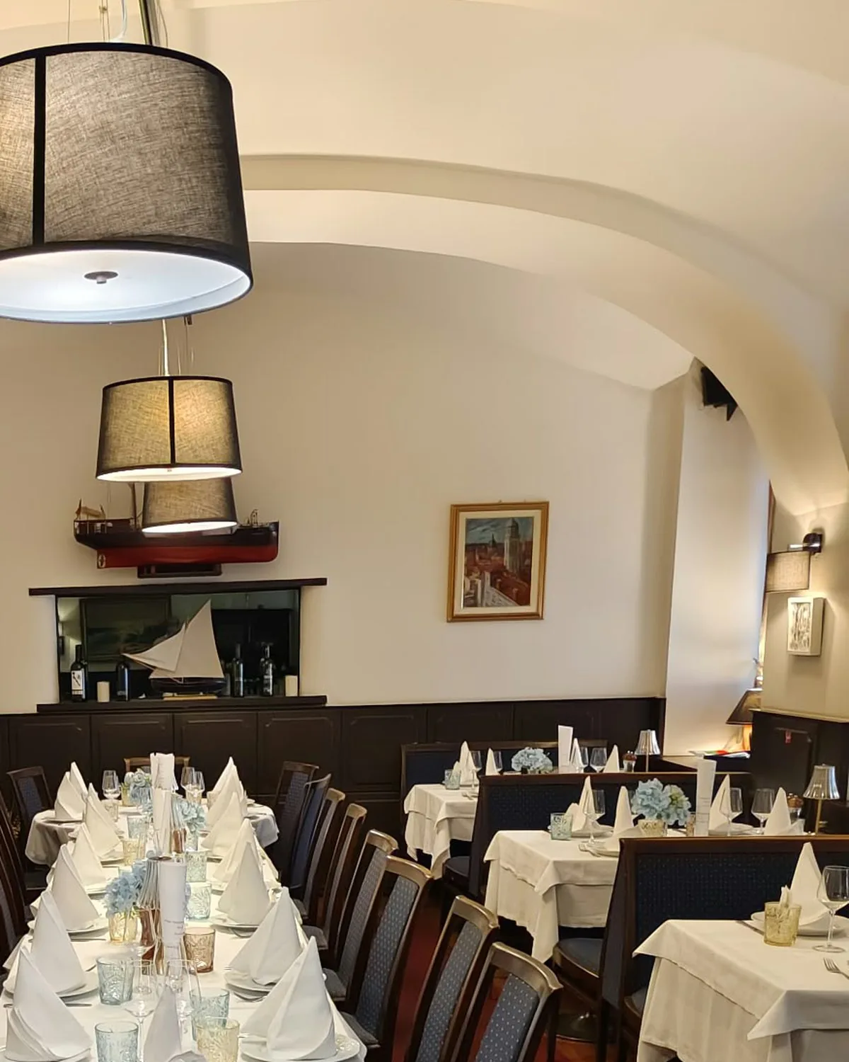 The dining room of Ristorant Ragusa with laid tables